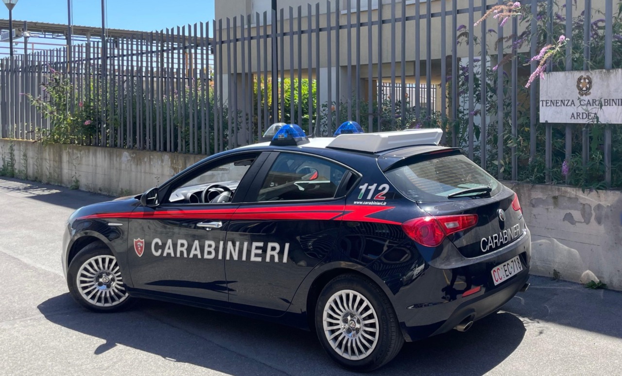 Lottatore ferito da un colpo di pistola mentre porta il cane