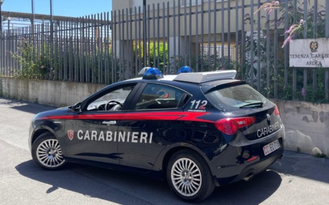 Lottatore ferito da un colpo di pistola mentre porta il cane