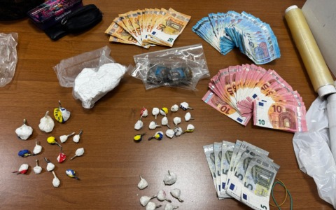 Blitz della polizia: arrestata donna con droga nascosta in cucina