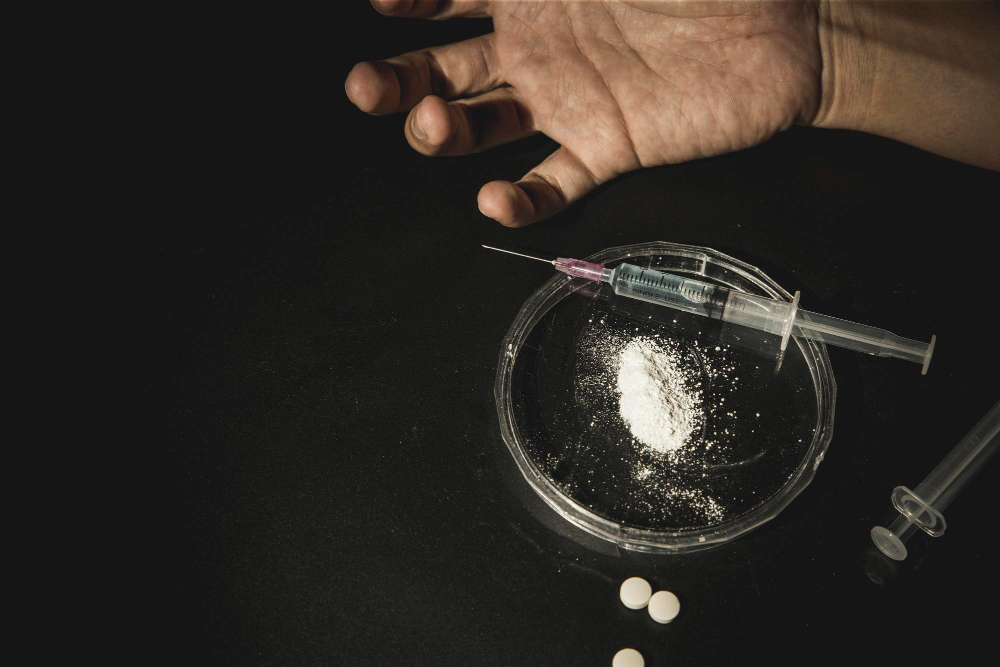 Arrestato un 25enne con quasi un chilo di hashish in casa