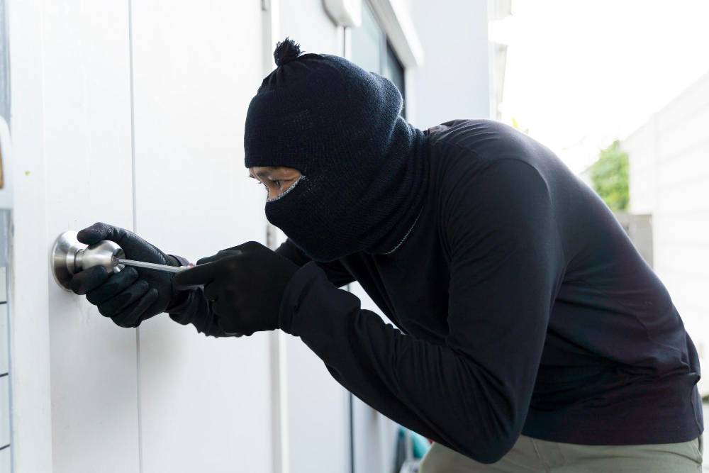 Arrestato 28enne mentre tenta di forzare un distributore automatico