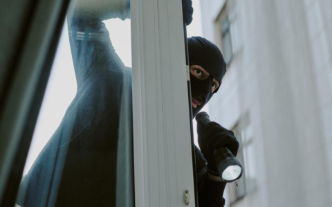 Collanina rubata dopo l’aggressione a Milano: arrestato 26enne