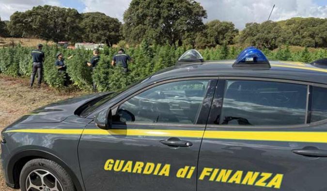 Maxi sequestro di scooter spacciati per bici elettriche in Italia