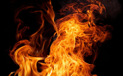 Fiamme in una cascina, bruciate cinquanta balle di fieno