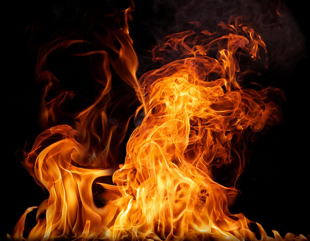 Fiamme in una cascina, bruciate cinquanta balle di fieno