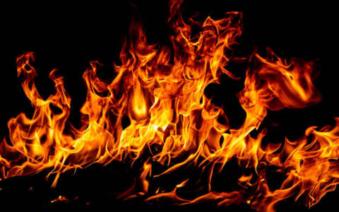 Incendio in un deposito, intervento dei vigili del fuoco