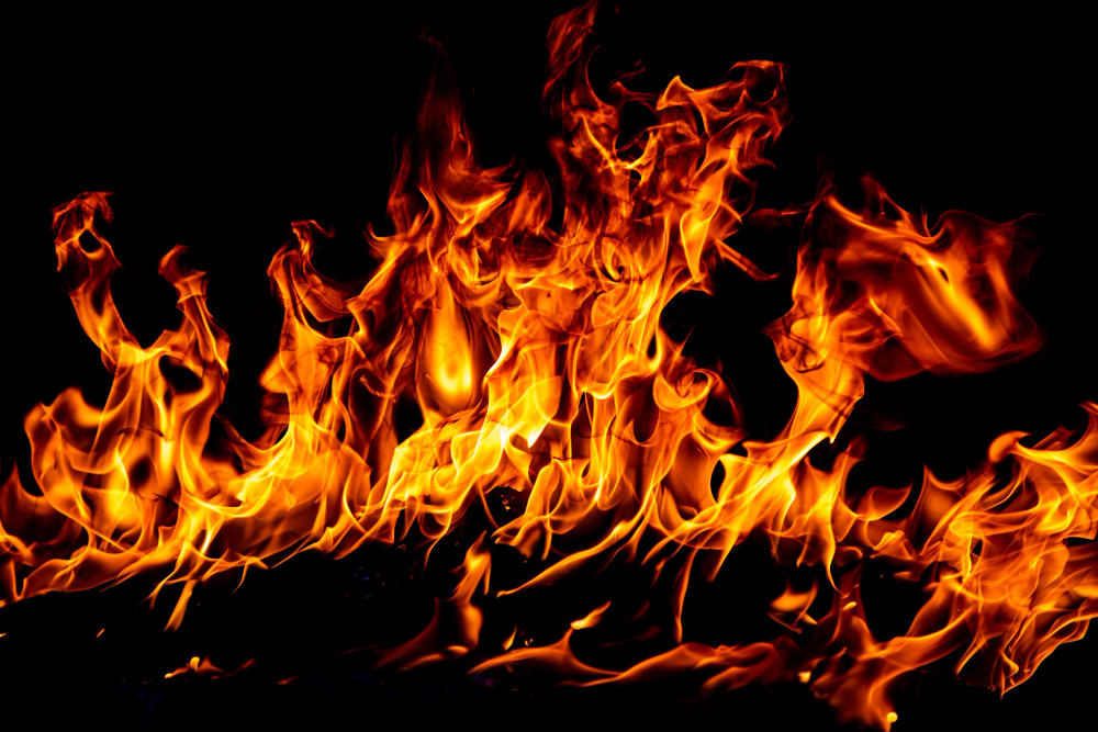 Incendio in un deposito, intervento dei vigili del fuoco