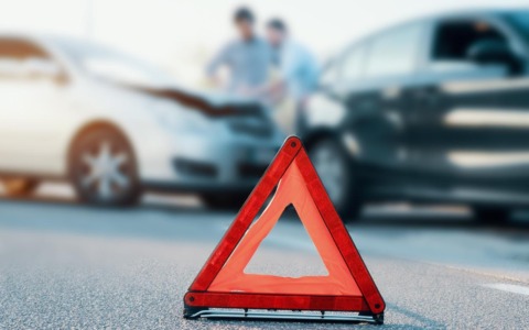 Auto contro lo svincolo, feriti anche un uomo e un bambino