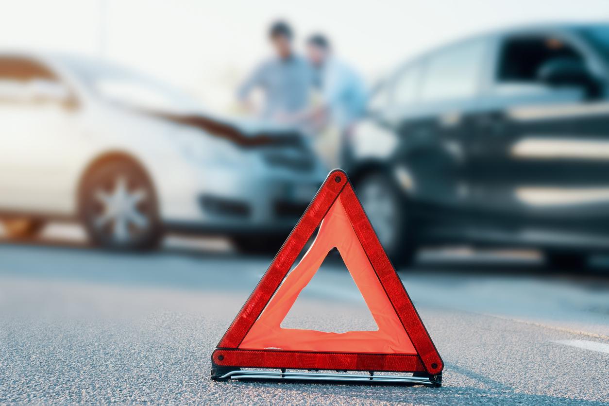 Auto contro lo svincolo, feriti anche un uomo e un bambino