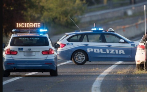 Camionista colpito da malore si schianta contro il guardrail in autostrada