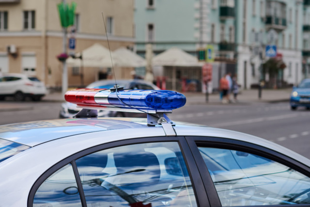 Minorenni abbandonano rifiuti, multati i genitori per scarico abusivo