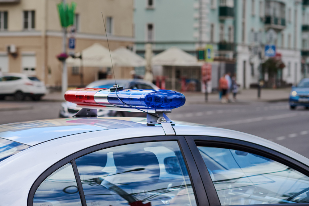 Minorenni abbandonano rifiuti, multati i genitori per scarico abusivo