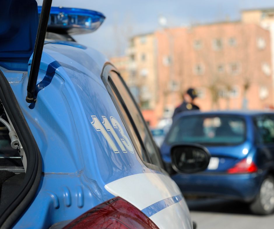 Aggressione in un bar: uomo minaccia e picchia il compagno di una donna