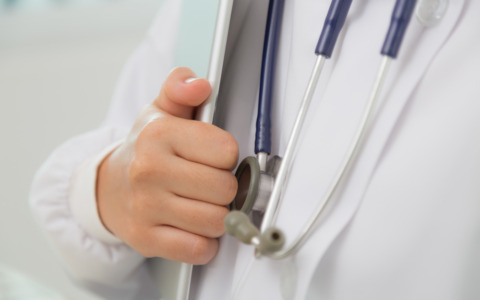 Bimba di due anni muore dopo il trasferimento in ospedale