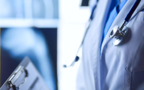 Quattro pazienti con lesione midollare camminano con un impianto