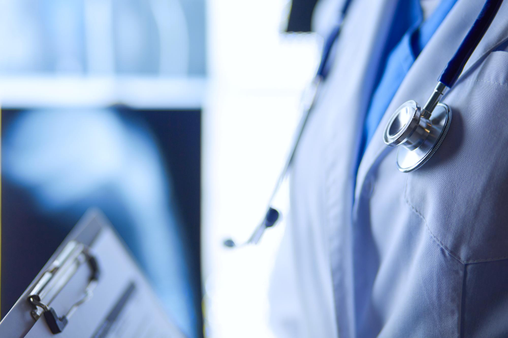 Quattro pazienti con lesione midollare camminano con un impianto