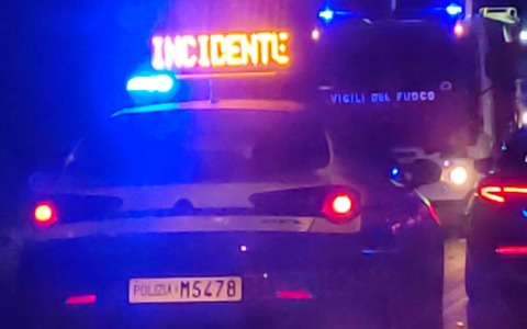 Schianto sulla A7 tra un pullman e due auto: code in autostrada