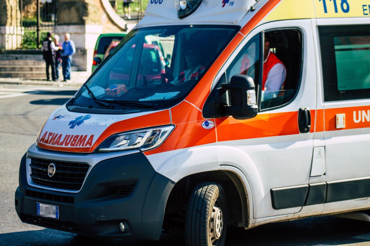 Un uomo si dà fuoco davanti alla ex fidanzata, è gravissimo