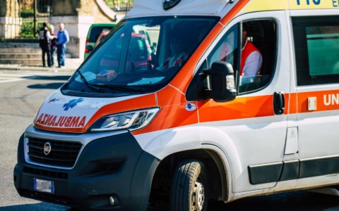 Un uomo si dà fuoco davanti alla ex fidanzata, è gravissimo