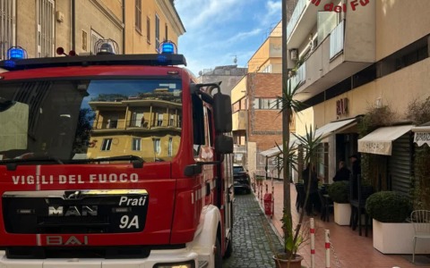 Fumo ed esplosione nello stabilimento Mapei di Mediglia