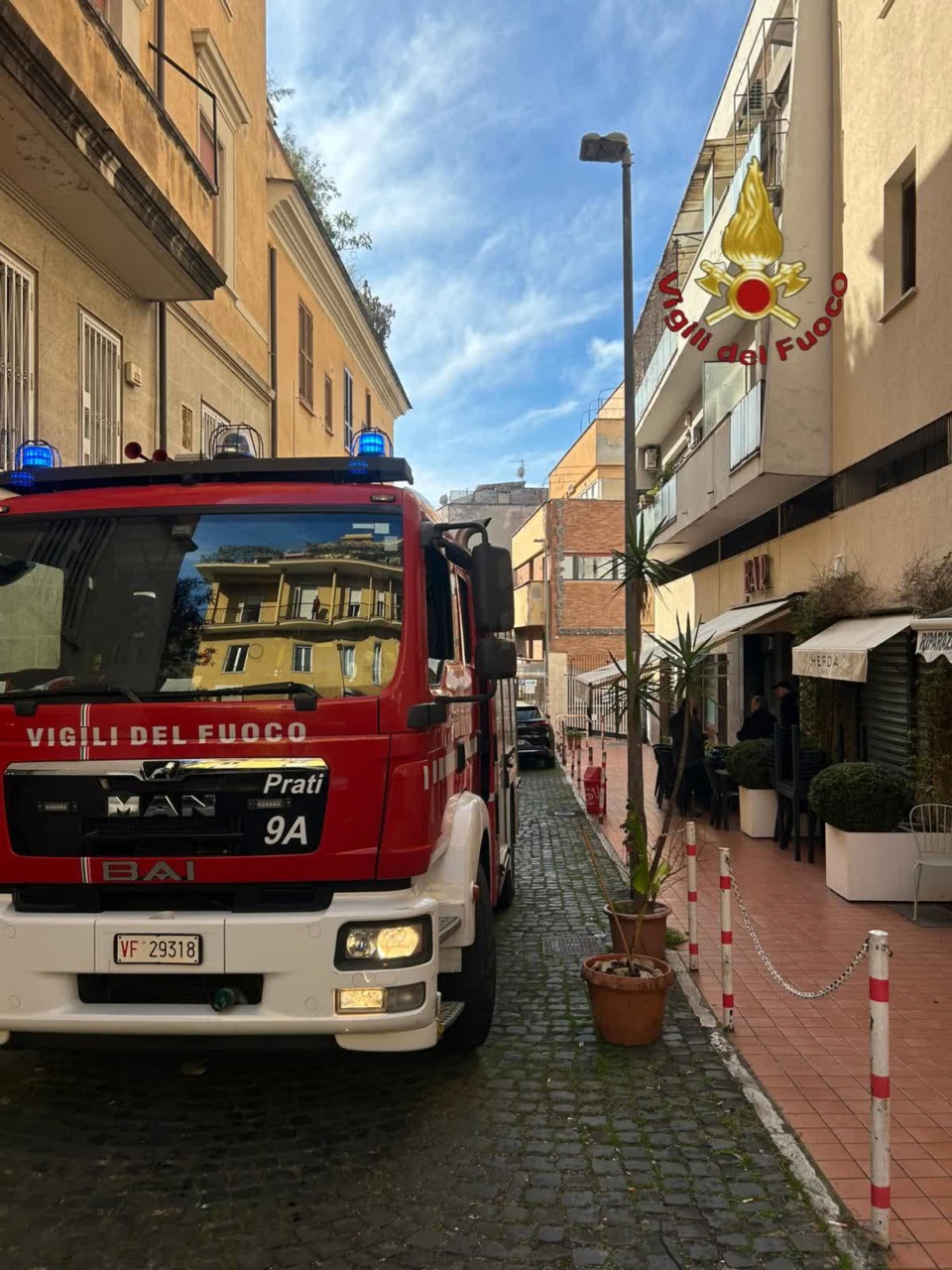 Fumo ed esplosione nello stabilimento Mapei di Mediglia