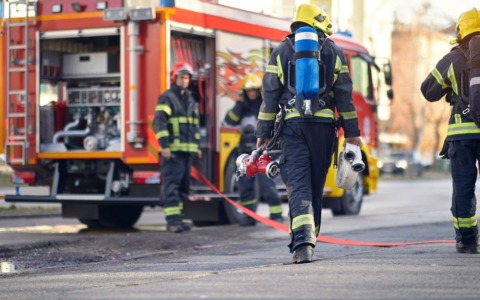 Tre auto distrutte dalle fiamme a Nerviano: due in ospedale