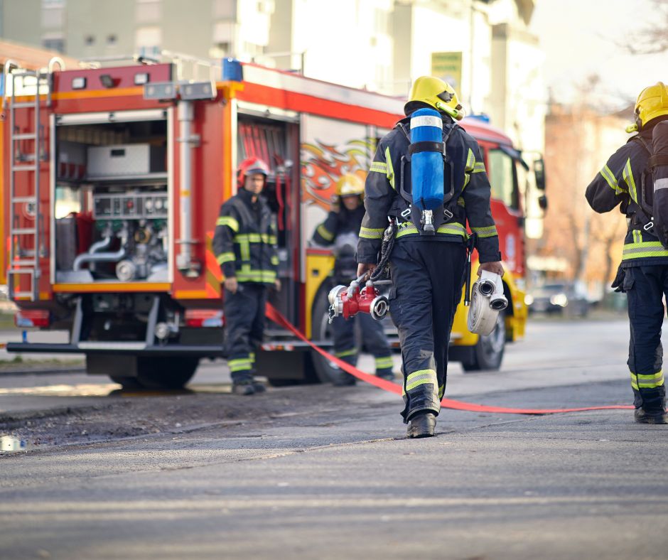 Tre auto distrutte dalle fiamme a Nerviano: due in ospedale