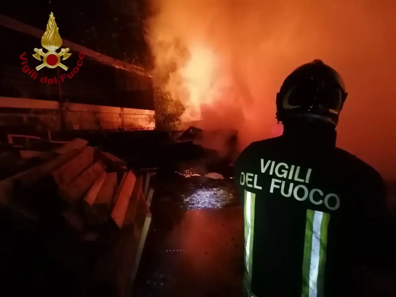 Fiamme in una ricicleria, nessun ferito