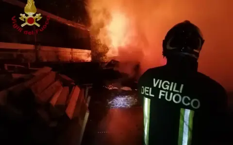 Fiamme in una ricicleria, nessun ferito