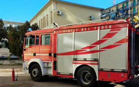 Camion in fiamme sulla tangenziale, traffico bloccato