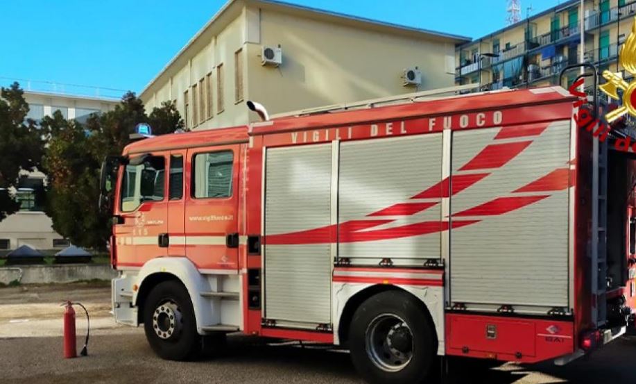 Camion in fiamme sulla tangenziale, traffico bloccato