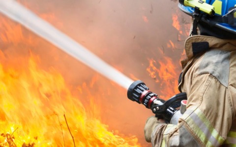 Incendio in un’autorimessa a Pero, fiamme domate