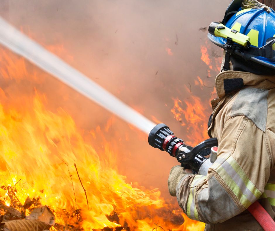Incendio in un’autorimessa a Pero, fiamme domate