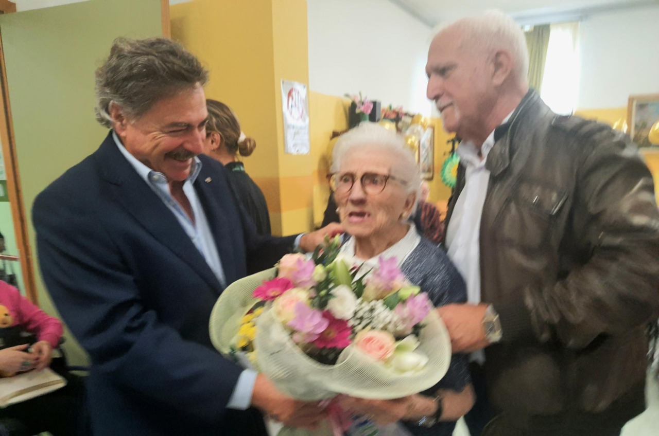 Cento candeline per Emilia Ersilia Grassi: un secolo di vita festeggiato dalla comunità