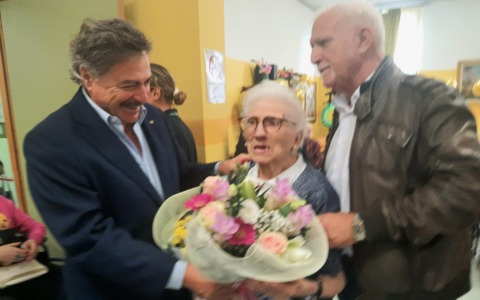 Cento candeline per Emilia Ersilia Grassi: un secolo di vita festeggiato dalla comunità